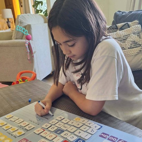 kid using phonics tiles