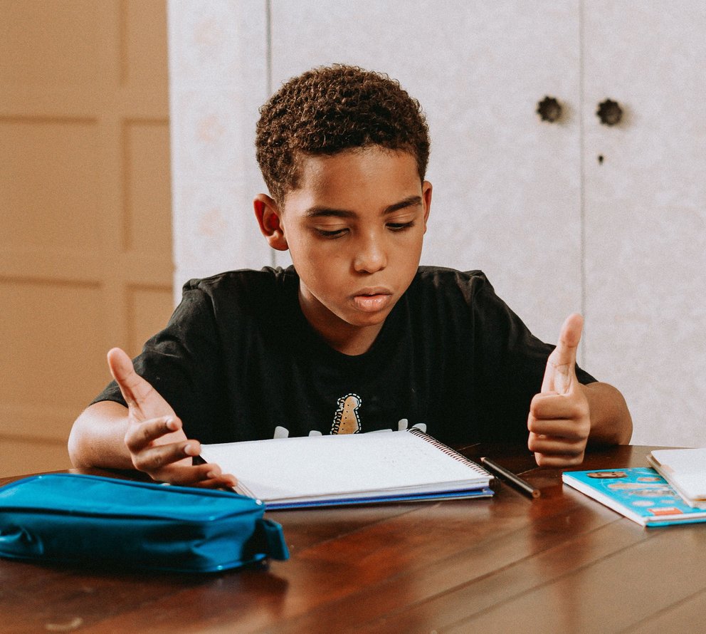 student using fingers to count